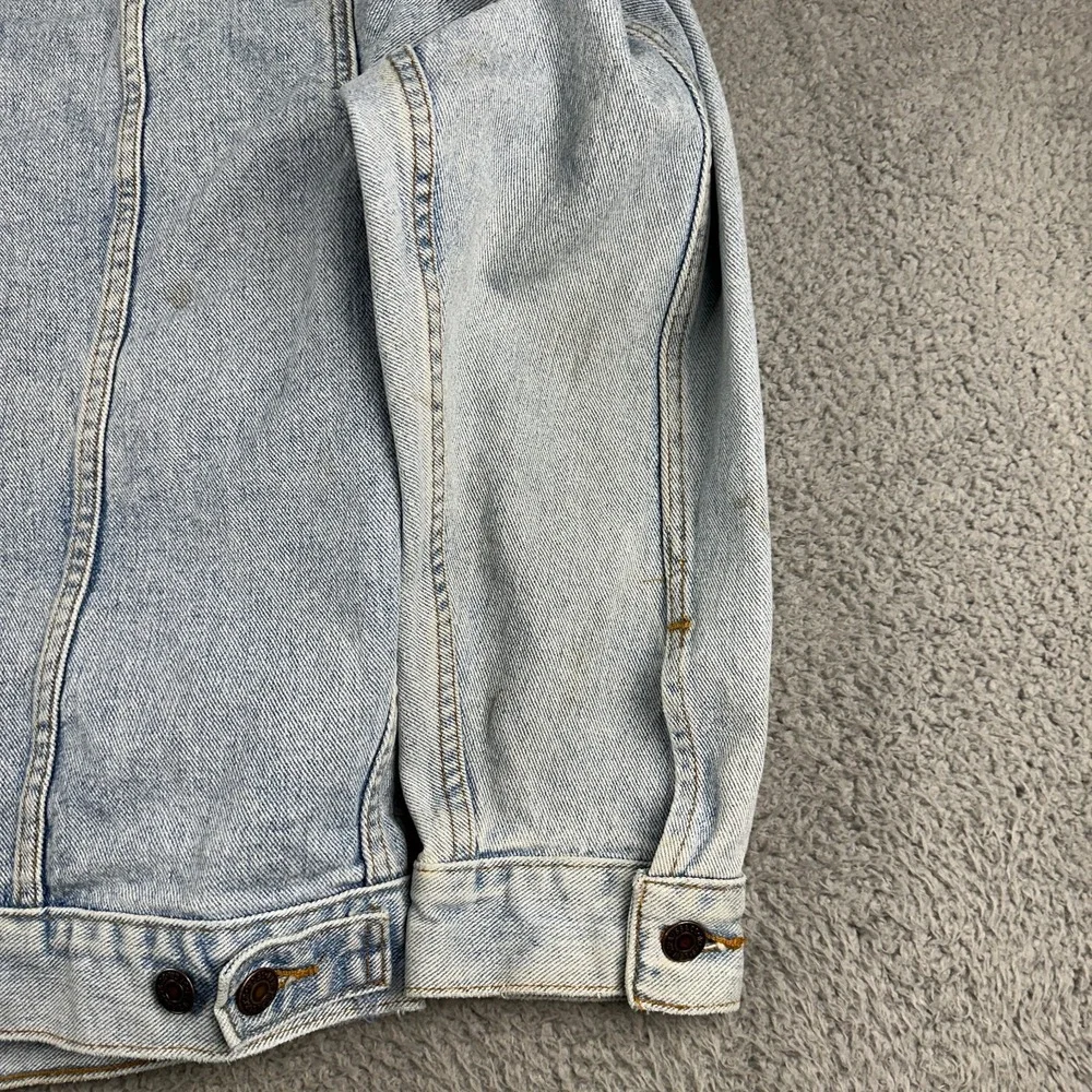 Levis has major
